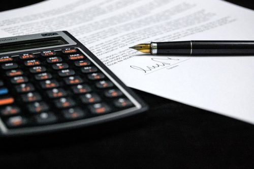 電卓と万年筆と税金の計算
