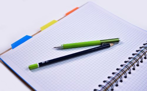 緑のペンと方眼紙ノート