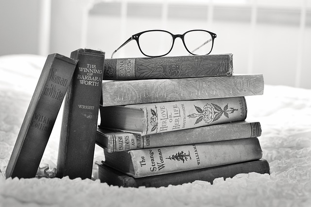 モノクロ写真のメガネと本